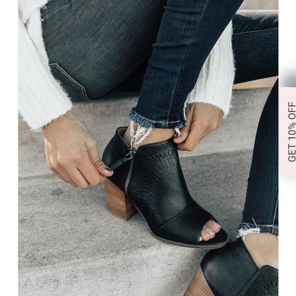 Black ankle booties size 8 - Picture 2 of 4